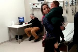 Hasta &ccedil;ocuklar ağlarken doktor iskambil oynadı