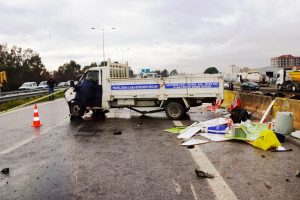 Kontrolden &ccedil;ıkan kamyonet bariyerleri yıktı