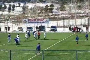 Kırmızı kart g&ouml;ren oyuncu hakeme saldırdı