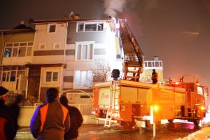 İki katlı evde &ccedil;ıkan yangın korkuttu
