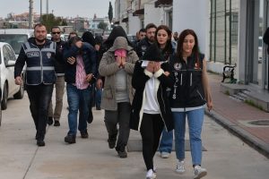 Uyuşturucu operasyonu: 9 g&ouml;zaltı
