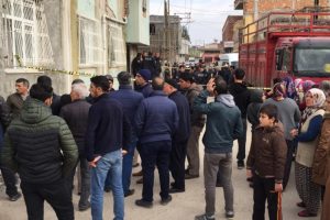 Eşinin bı&ccedil;aklayan koca, olaya şahit olan oğluna...