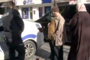 &Uuml;nl&uuml; et restoranından &ccedil;ıkan turist &ccedil;ifte kapka&ccedil;&ccedil;ı şoku