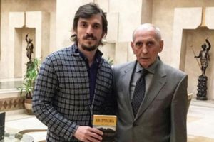 Ergin Keleş 19 yıl &ouml;nce &Ouml;zkan S&uuml;mer'den aldığı kitabı teslim etti