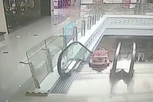 Bebek y&uuml;r&uuml;yen merdivenden aşağı yuvarlandı!
