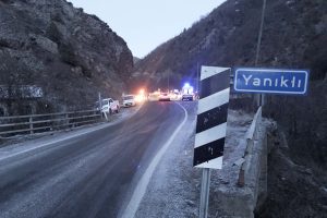 Kamyonet dereye u&ccedil;tu: 1 &ouml;l&uuml;, 2 yaralı