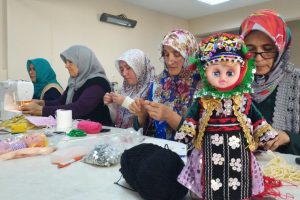 Bursa'da köylü kadınlar 100 yıllık kültürlerini oyuncak bebeklere işleyip satıyor