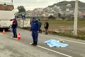 Servis otob&uuml;s&uuml;n&uuml;n altında kalan yaşlı kadın can verdi