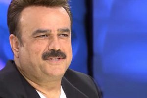 &Uuml;nl&uuml; t&uuml;rk&uuml;c&uuml;n&uuml;n ağabeyi ateş p&uuml;sk&uuml;rd&uuml;!