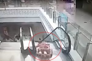 Y&uuml;r&uuml;yen merdivenlerden b&ouml;yle yuvarlandı