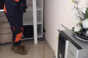Dolap ile duvar arasına sıkıştı, ekipler seferber oldu
