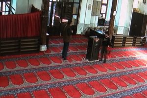 Bursa'da imamın telefonunu &ccedil;alan &ccedil;ocuk yakalandı