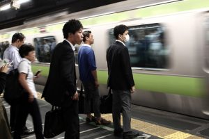 Tokyo metrosunda sıkışıklığı gidermek i&ccedil;in bedava yemek teklifi