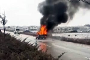 Seyir halindeki otomobil alev alev yandı