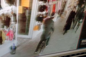 Bursa'da iş yeri &ouml;n&uuml;ndeki kilitli bisikletin &ccedil;alınması kameraya yansıdı