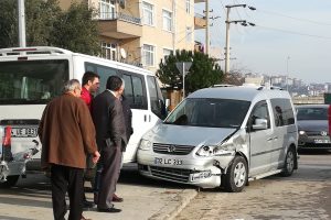 Kaza yapan iki ara&ccedil; yayaların arasında daldı