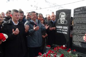 Kamer Gen&ccedil;, vefatının 3'&uuml;nc&uuml; yıl d&ouml;n&uuml;m&uuml;nde mezarı başında anıldı
