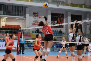 Bursa Nil&uuml;ferli voleybolcular grubu lider tamamladı