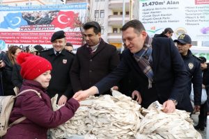 Pet şişeleri veren bez torbaları aldı