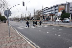 Bariyerler y&uuml;kseltildi 100 metre y&uuml;r&uuml;memek i&ccedil;in yeni bir yol keşfettiler