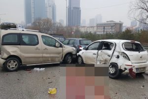 Hasarlı kaza sonrası otomobilin &ccedil;arptığı baba ve oğlu &ouml;ld&uuml;