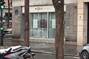 Banka girişine "kapalıyız" afişi astılar, sonra da... Filmleri aratmayan olay