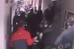 Hasta yakınları ile g&uuml;venlik g&ouml;revlileri kavga etti