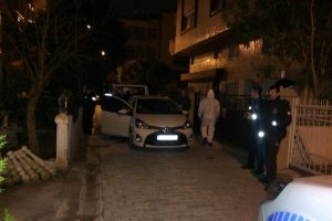Apartmanda yayılan k&ouml;t&uuml; kokudan zemin kattaki komşunun &ouml;ld&uuml;ğ&uuml; anlaşıldı