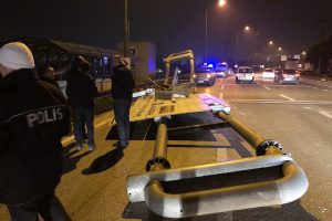 Bursa'da damperi a&ccedil;ılan TIR y&ouml;nlendirme tabelalarını yıktı