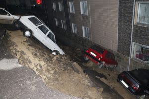İstinat duvarı &ccedil;&ouml;kt&uuml;, 4 ara&ccedil; apartman bah&ccedil;esine d&uuml;şt&uuml;