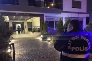 &Uuml;niversite &ouml;ğrencisi 7. kattan d&uuml;ş&uuml;p &ouml;ld&uuml;