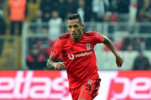 Beşiktaş'ta Adriano gitti geldi