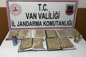 Bu kez kitapların arasından &ccedil;ıktı