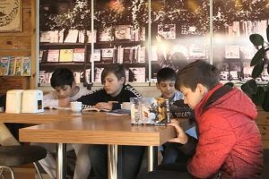Bu kafede her şeyin '&uuml;creti' kitap okumak