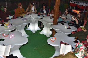&Ccedil;ocuklarına &ouml;rnek olmak i&ccedil;in kafede buluşup kitap okuyorlar