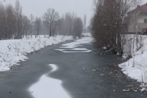 &Ccedil;amaşırlar ve tabelalar dondu, ağa&ccedil;lar buz tuttu