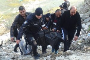 Belediye personeli derede &ouml;l&uuml; bulundu