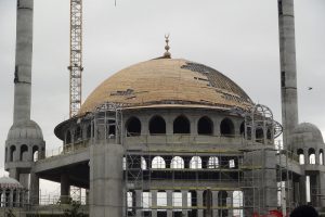 Taksim Camii'nin alemi yerleştirildi