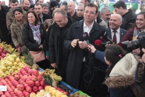 Ekrem İmamoğlu Tuzla'da semt pazarını gezdi
