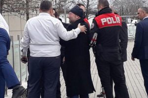 Belediye Başkanı'nın bulunduğu kata doğru ateş a&ccedil;tı
