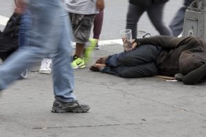 Sokakta yaşamanın yasaklandığı &uuml;lkede 87 kişi donarak &ouml;ld&uuml;
