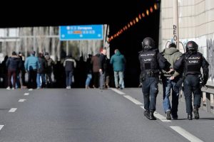 Grevdeki taksiciler Madrid'de yaşamı fel&ccedil; etti
