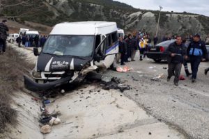 Manisa'da iş&ccedil;i servisiyle otomobil &ccedil;arpıştı: 1 &ouml;l&uuml;, 18 yaralı
