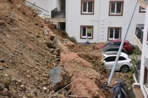 İstinat duvarı yıkıldı, 4 otomobil ve 2 ev hasar g&ouml;rd&uuml;