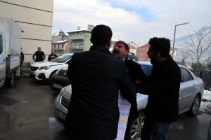 İl Sağlık M&uuml;d&uuml;rl&uuml;ğ&uuml; &ouml;n&uuml;nde kendini yakmaya kalkıştı