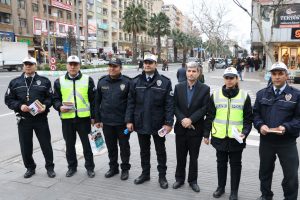 Trafik polisinden yayalara broş&uuml;rl&uuml; uyarı