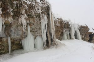 Soğuk hava nehir ve dereleri dondurdu