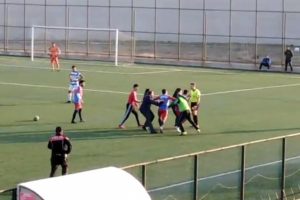 Amat&ouml;r ma&ccedil;ta futbolcu hakeme saldırdı