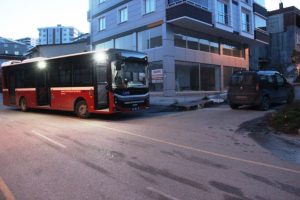 Belediye otob&uuml;s&uuml; hafif ticari araca &ccedil;arptı: 2 yaralı