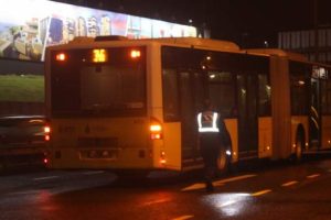 Metrob&uuml;s yoluna giren şahsa, metrob&uuml;s &ccedil;arptı